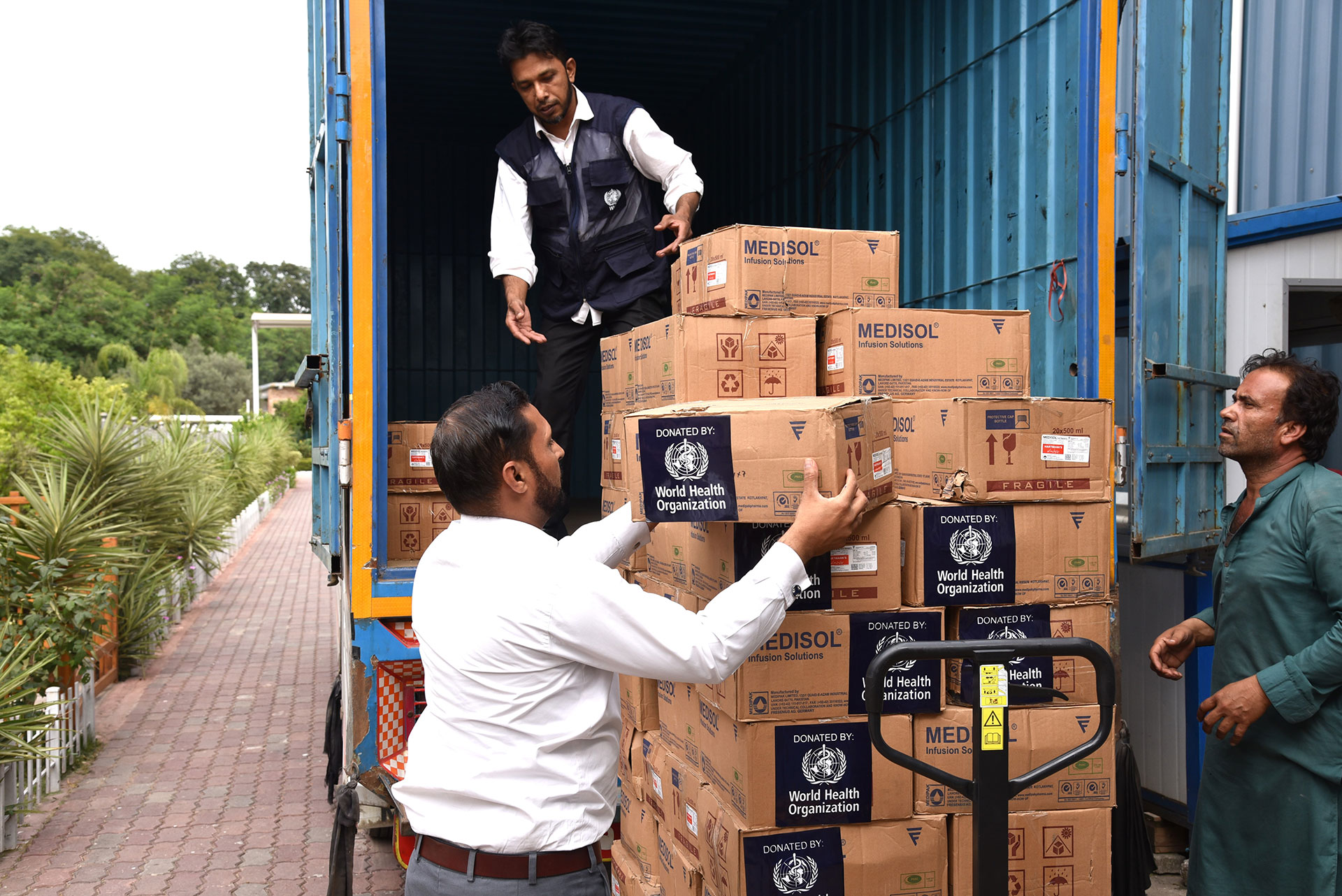 WHO supports Pakistan in prepositioning medical supplies for 380 000 people ahead of monsoon floods